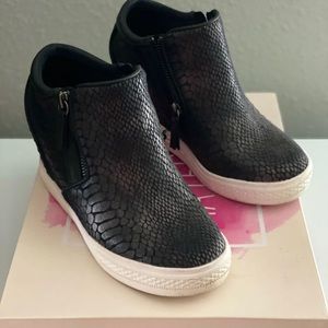 Black wedge sneakers